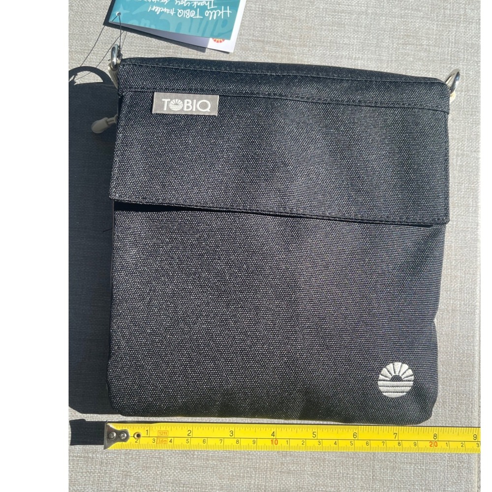 TOBIQ Tiny Flip Bag Black NEW Crossbody Travel 2L Casual Pockets Gorpcore - Picture 9 of 11